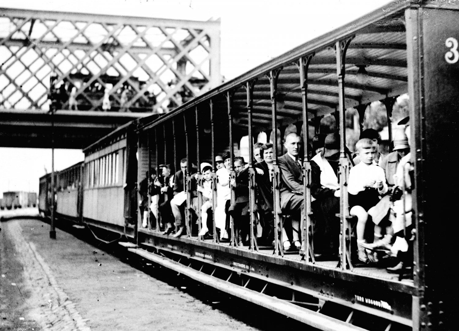Wąskotorowa kolej dojazdowa linii Jabłonna - Karczew na stacji Warszawa - Most. Na pierwszym planie wagon letni, 1930 / Narodowe Archiwum Cyfrowe